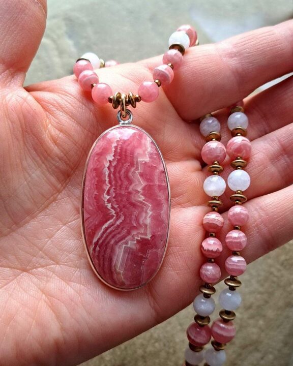 Rhodochrosit-Amulett mit Edelsteinperlen - hochwertiger Schmuck