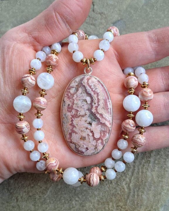 Rhodochrosit-Amulett an Perlenkette aus Rhodochrosit und Mondstein - ideales Yogazubehör