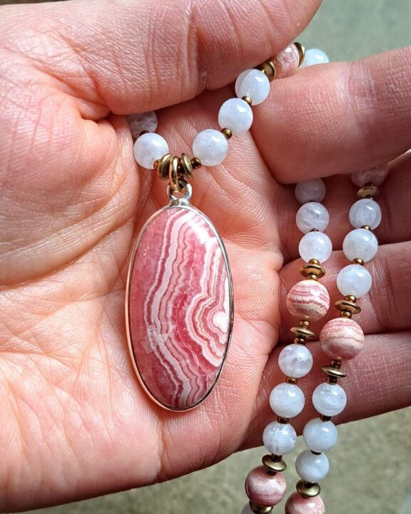Rhodochrositanhänger an Perlenkette - edler Bohoschmuck