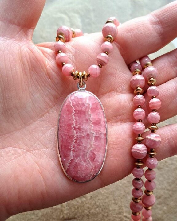 Rhodochrosit-Anhänger mit Edelsteinperlen - handgemachter Schmuck