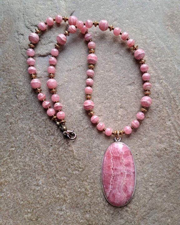 Rhodochrositanhänger an Perlenkette - selbstgemachter Schmuck