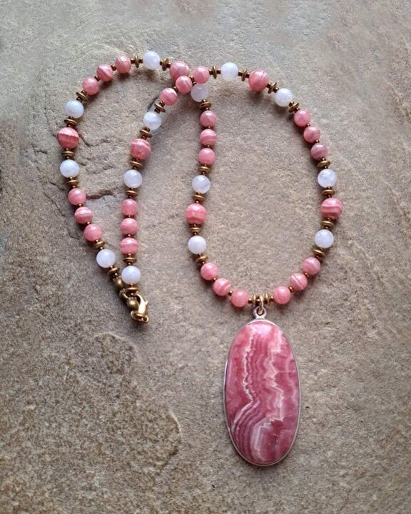 Rhodochrosit-Anhänger mit Edelsteinperlen - edler Trachtenschmuck