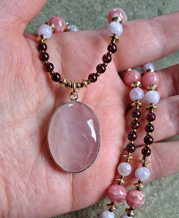 Rosenquarzkette mit Edelsteinperlen aus Rhodochrosit, Kunzit und Granat - nickelfreier Edelschmuck