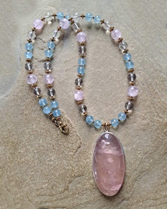 Rosenquarz-Medaillon an einer Perlenkette aus Bergkristall, Morganit und Aquamarin - Naturschmuck