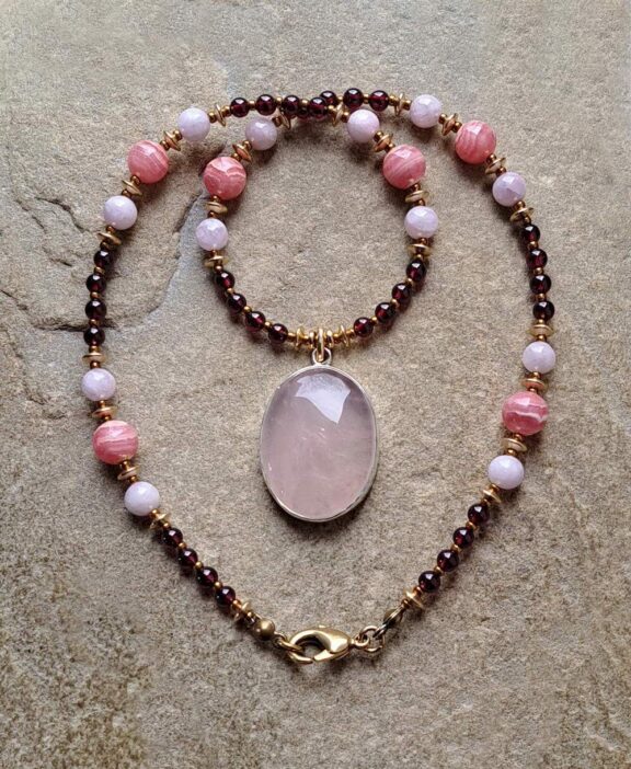 Rosenquarz-Anhänger mit Perlen aus Rhodochrosit, Kunzit und Granat - nickelfreier Schmuck