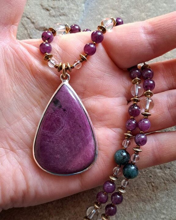 Rubinkette aus Rubin-, Smaragd- und Bergkristallperlen - spiritueller Yoga- und Reikischmuck