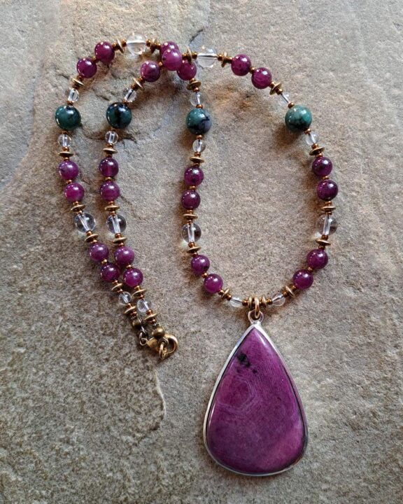 Rubinkette aus Rubin-, Smaragd- und Bergkristallperlen - kraftvoller Yoga- und Reikischmuck