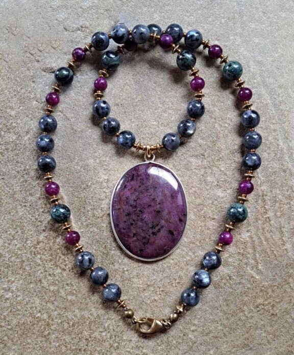 Rubin-Anhänger an Perlenkette - Edelsteinschmuck nickelfrei