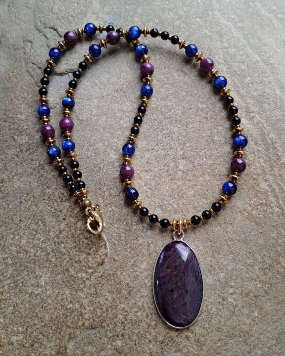 Rubinkette verbunden mit Perlen aus Turmalin, Lepidolith und Kyanit - edler Hochzeitsschmuck