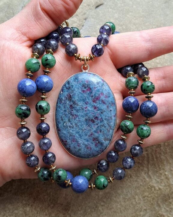 Nickelfreie Halskette mit Heilsteinperlen und Rubinamulett - edler Allergiker Schmuck