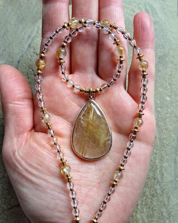 Rutilquarz-Anhänger an Halskette aus Bergkristall- und Rutilquarzperlen - edles Yogazubehör
