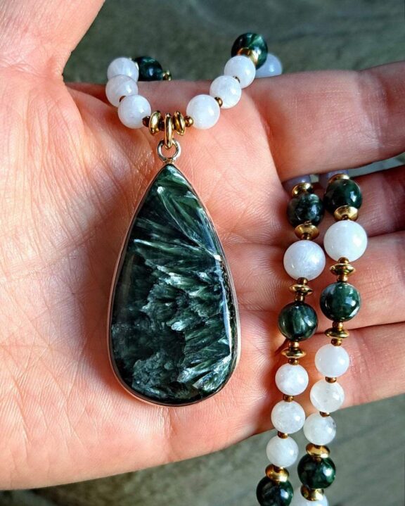 Seraphinit-Anhänger an Halskette aus Seraphinit- und Mondsteinperlen - edler Damenschmuck