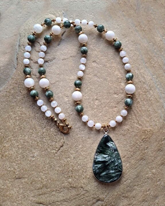 Seraphinit-Anhänger mit Edelsteinperlen aus Seraphinit und Mondstein - edler Echtschmuck