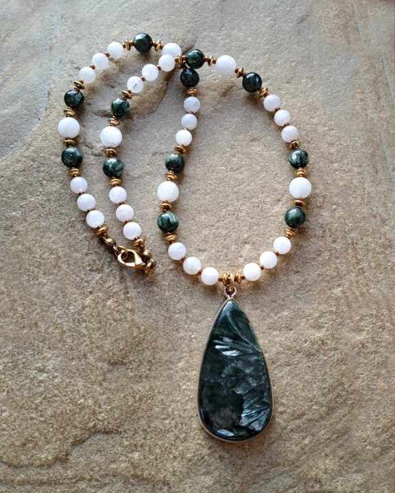 Seraphinit-Anhänger an Halskette aus Edelsteinperlen - eleganter Schmuck