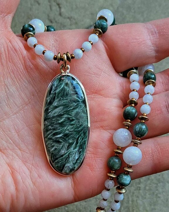 Seraphinit-Kette verbunden mit Heilsteinperlen - spiritueller Schmuck