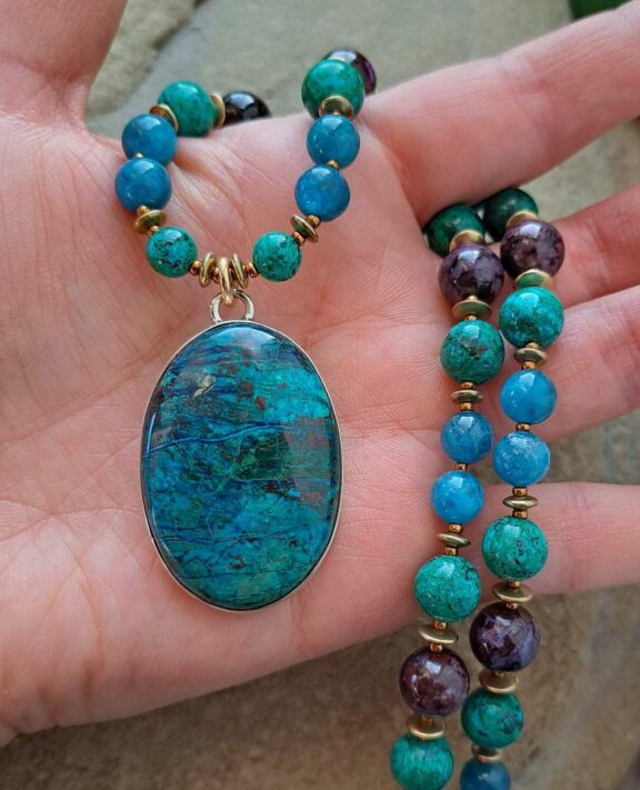 Shattuckit-Anhänger an Heilsteinkette aus Edelsteinperlen - edler Männerschmuck