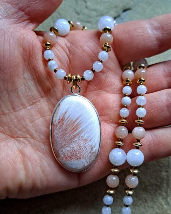Skolezit-Anhänger an einer Haslkette aus Sonnen- und Mondsteinperlen - edler Naturschmuck