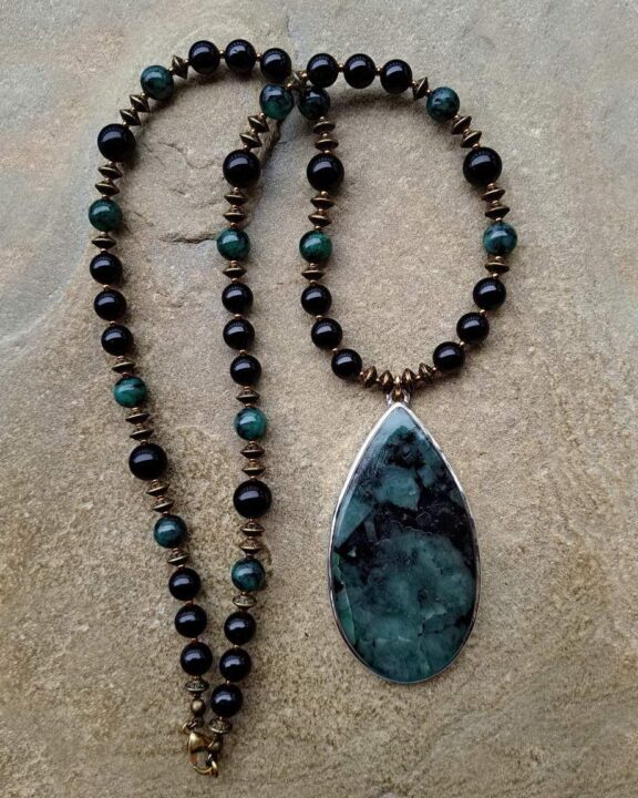 Smaragdkette mit Edelsteinperlen aus Turmalin und Smaragd - energetischer Schmuck