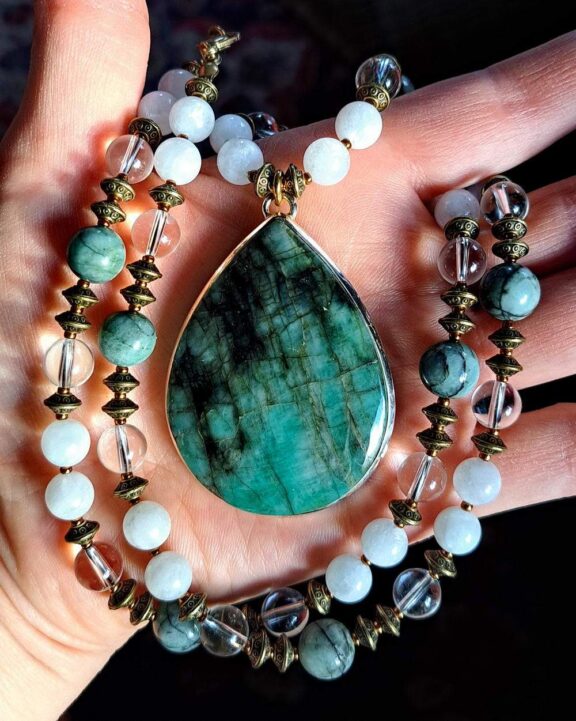 Smaragd-Kette an Halskette aus Smaragd-, Bergkristall- und Mondsteinperlen - energetischer Schmuck