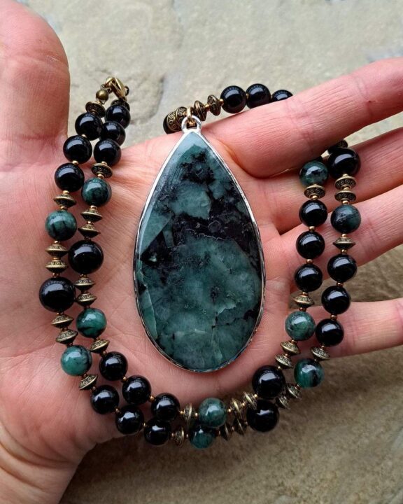 Smaragdkette mit Edelsteinperlen aus Turmalin und Smaragd - Natursteinschmuck