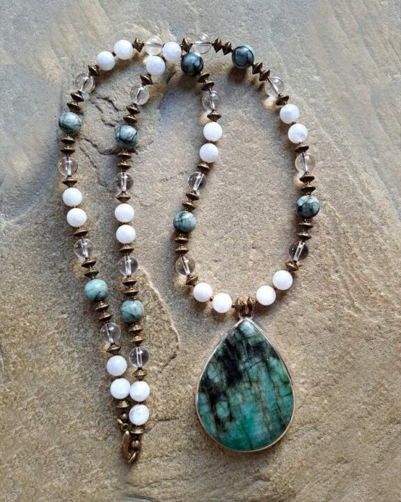 Smaragd-Anhänger an Halskette aus Smaragd-, Bergkristall- und Mondsteinperlen - edler Schmuck