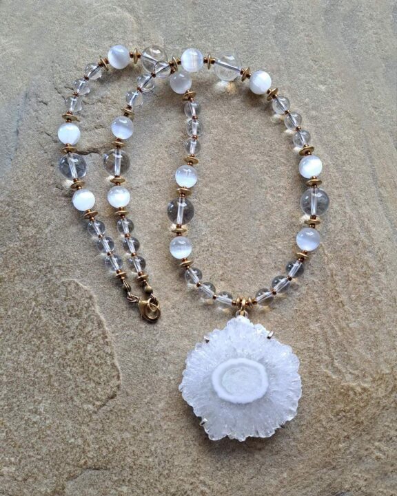 Solarquarz-Anhänger an Edelsteinkette aus Bergkristall und Selenit - schöner Brautschmuck als Halskette