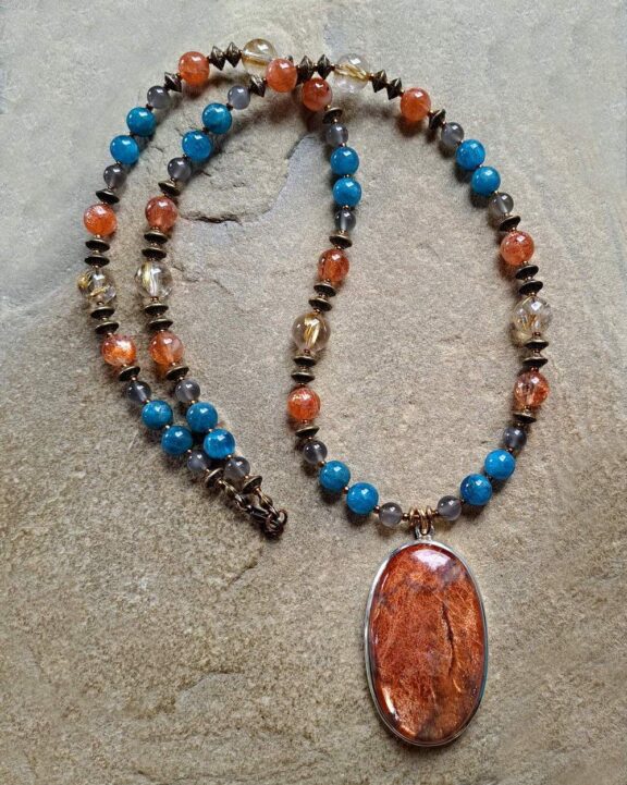 Sonnenstein-Anhänger an Halskette - energetischer Schmuck