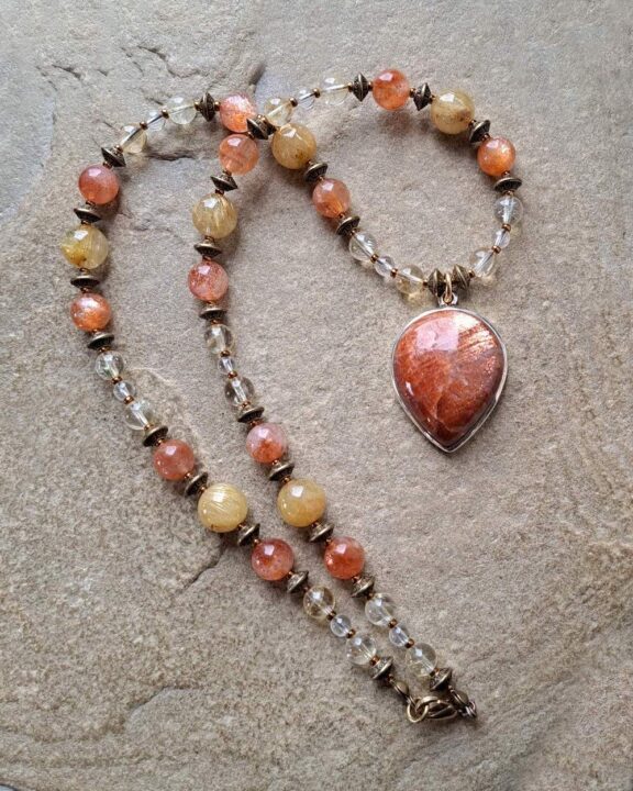 Sonnensteinanhänger an Perlenkette aus Sonnenstein, Citrin und Bergkristall - Energieschmuck