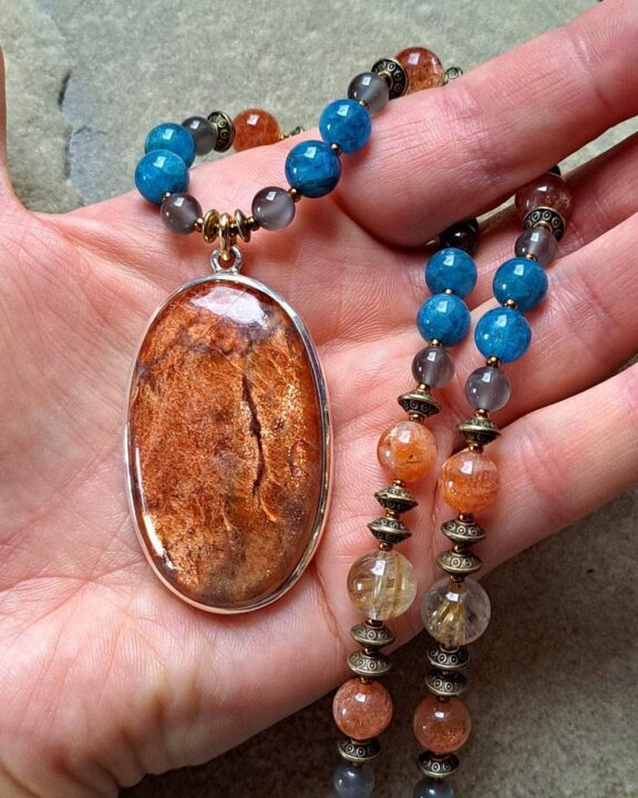 Sonnenstein-Anhänger an Halskette aus Rutilquarz, Apatit, Sonnen- und Mondstein - Ritualschmuck