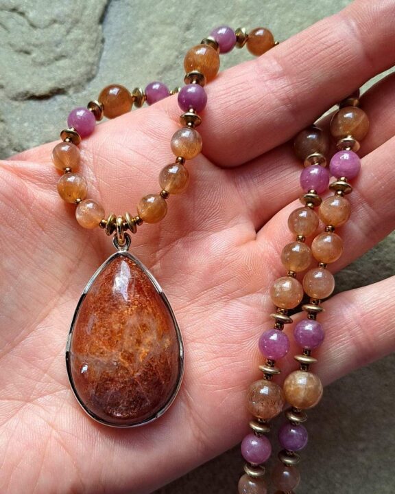 Sonnenstein-Anhänger an Halskette aus Edelsteinperlen - Ritualschmuck mit Energie