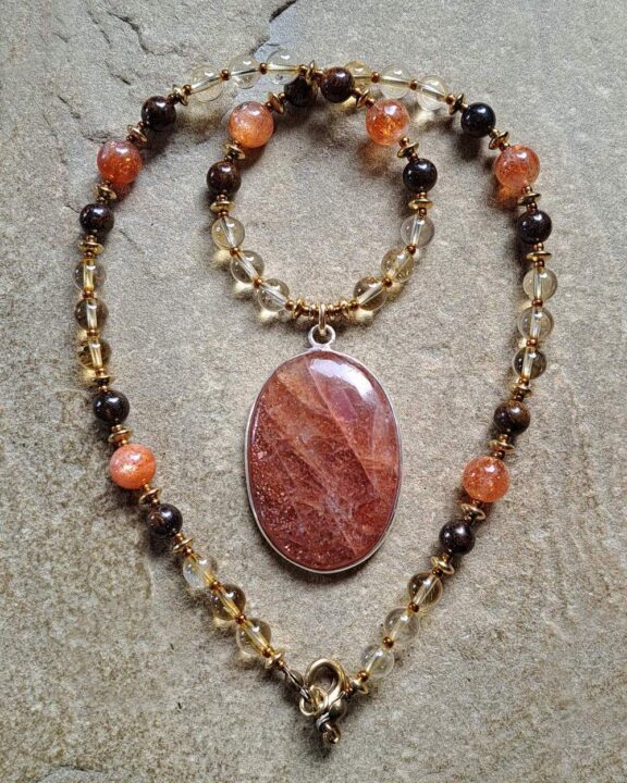 Sonnenstein-Medaillon an einer Heilsteinkette mit Edelsteinperlen - edler Ritualschmuck