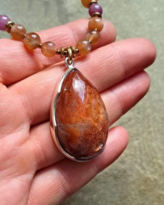 Sonnenstein-Anhänger an Halskette aus Edelsteinperlen - energetischer Schmuck