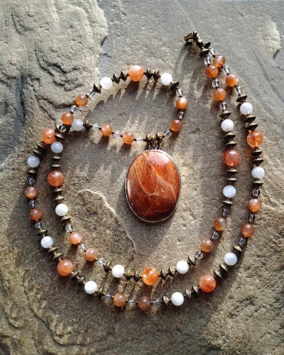 Sonnenstein-Anhänger an Kette aus Mondstein, Bergkristall und Sonnenstein - Allergiker Schmuck