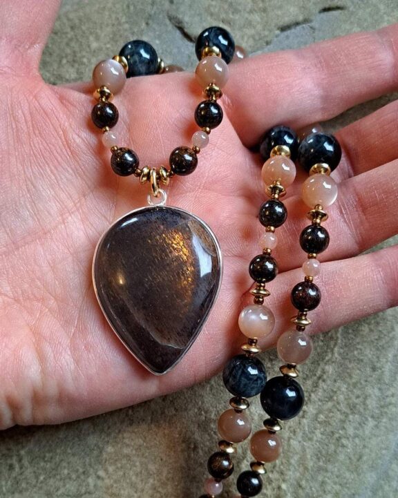Sonnenstein-Kette mit Edelsteinperlen aus Mondstein und Bronzit - eleganter Schmuck
