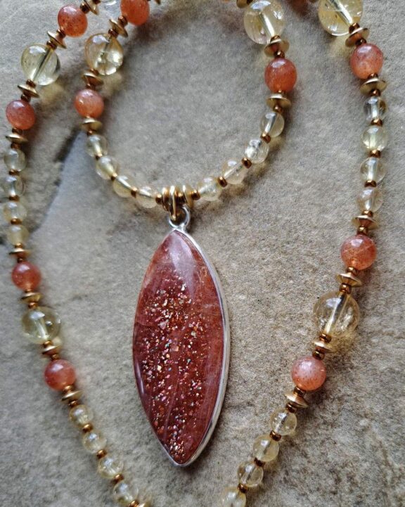 Sonnensteinkette mit Edelsteinperlen aus Sonnenstein und Citrin - ideales Reikizubehör