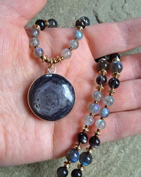 Sternrubin-Anhänger an Heilsteinkette aus Falkenauge und Labradorit - schamanischer Schmuck