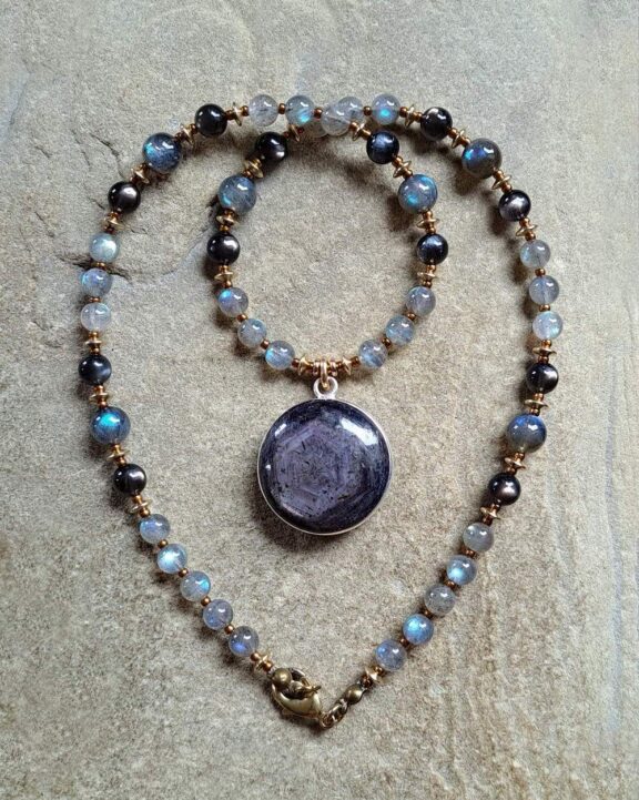 Sternrubin-Kette mit Heilsteinperlen aus Falkenauge und Labradorit - Heilsteinanhänger in Silber gefasst