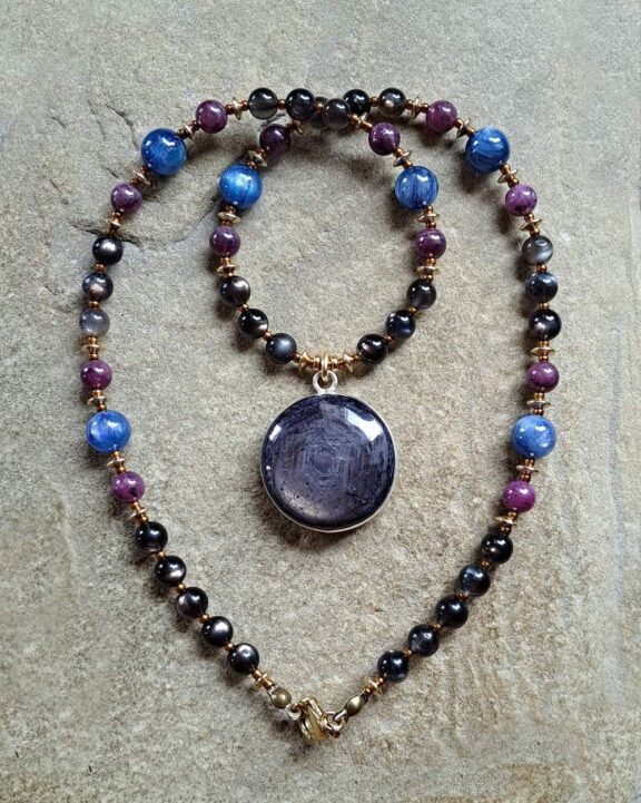 Sternrubin-Kette mit Heilsteinperlen aus Falkenauge, Kyanit und Lepidolith - edler Heilsteinschmuck