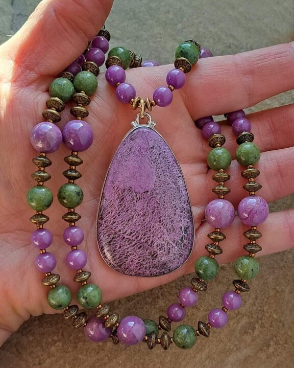 Eleganter Edelschmuck: Stichtit-Kette mit Edelsteinperlen