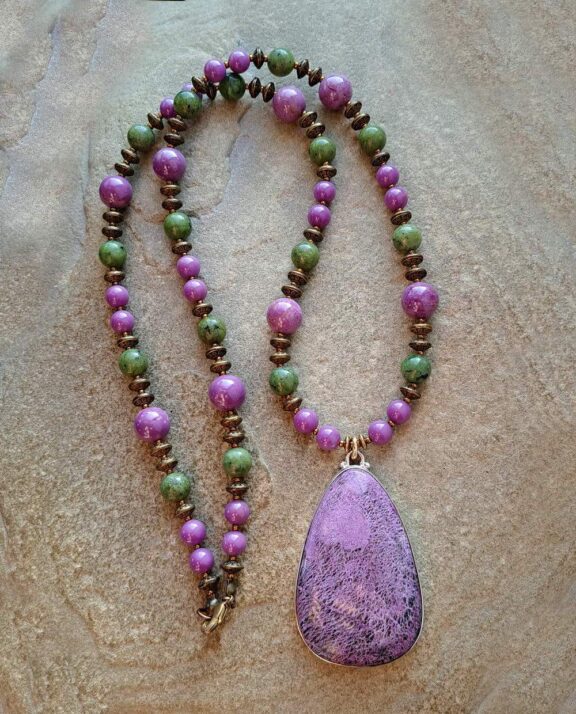 Stichtit-Kette mit Perlen aus Phosphosiderit und Diopsid - eleganter Schmuck