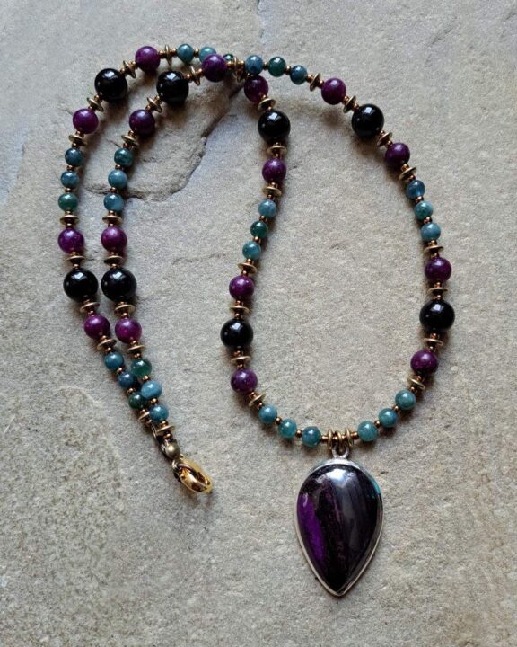 Sugilith-Anhänger an Edelsteinkette aus Edelsteinperlen - edler Echtschmuck