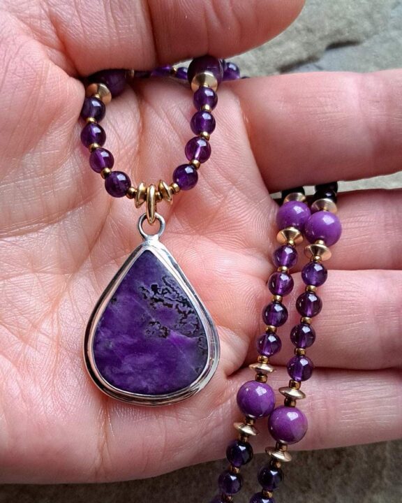Sugilith-Kette mit Heilsteinperlen aus Phosphosiderit und Amethyst - eleganter Edelschmuck