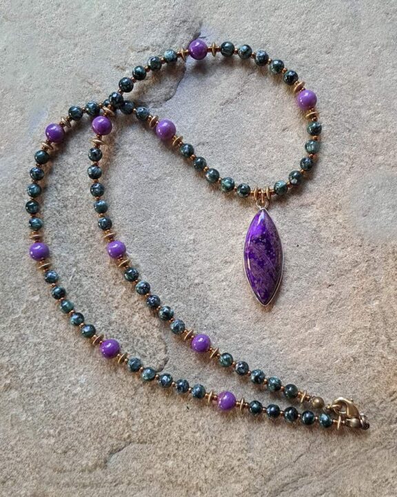 Sugilith-Kette mit Halskette aus Heilsteinperlen - edler Energieschmuck