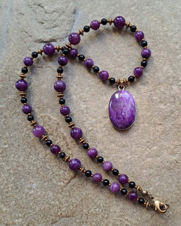 Sugilith-Anhänger an Perlenkette aus Heilsteinperlen - edler Heilsteinschmuck