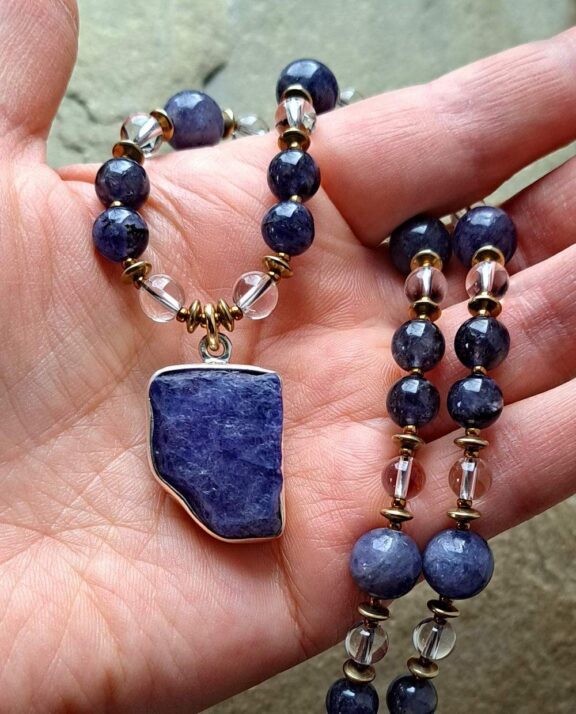 Tansanitkette mit Edelsteinperlen aus Iolith und Bergkristall - edler Schmuck