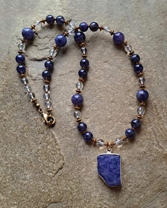 Tansanit-Kette mit Edelsteinperlen aus Iolith und Bergkristall - eleganter Schmuck