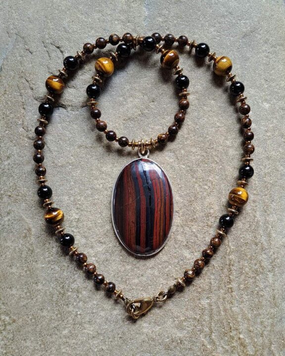 Tigereisen-Anhänger an Heilsteinkette aus Bronzit, Schörl und Tigerauge - hypoallergener Schmuck