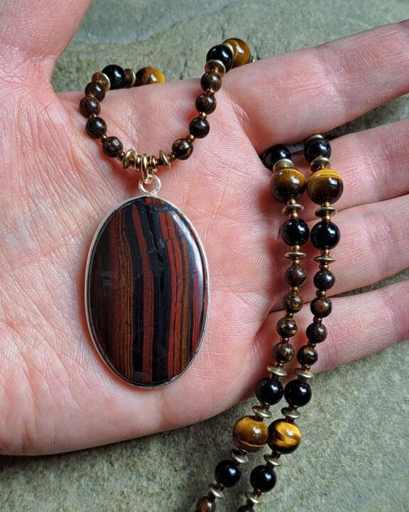 Tigereisen-Anhänger an Heilsteinkette aus Bronzit, Schörl und Tigerauge - edler Allergiker Schmuck