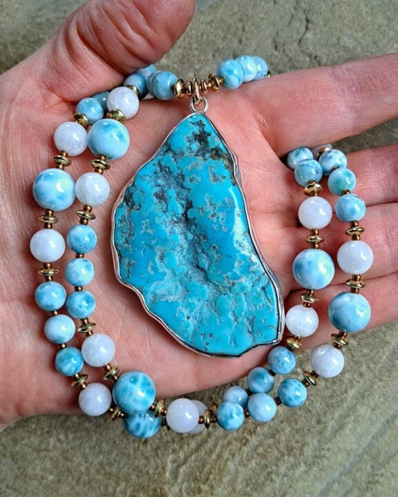 Türkis-Anhänger an Halskette kombiniert mit Perlen aus Larimar und Mondstein - eleganter Edelschmuck