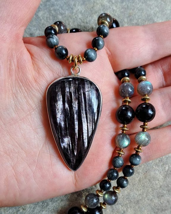 Hypersthen Amulett Anhänger Edelsteinkette Heilsteinschmuck